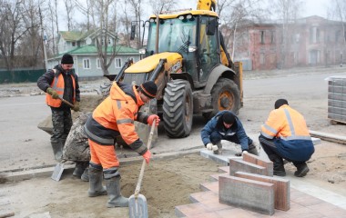 Губернатор Михаил Евраев поставил задачу завершить работы по благоустройству в парках и скверах Ростова к началу высокого туристического сезона.