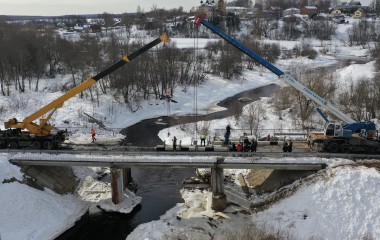 Укрепительные работы на мосту через реку Лахость.